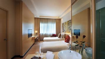 Deluxe Room | 1 bedroom, minibar, in-room safe, desk
