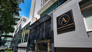 Un edificio moderno con un logo 'A' ben visibile e la scritta 'ANSA KUALA LUMPUR' sulla facciata.