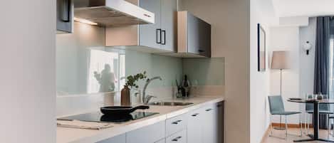 Refrigerador, microondas, placa de cocina, cafetera/tetera