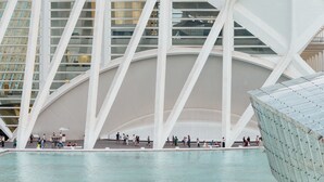Une structure architecturale moderne dotée d’un grand espace ouvert et d’une piscine.