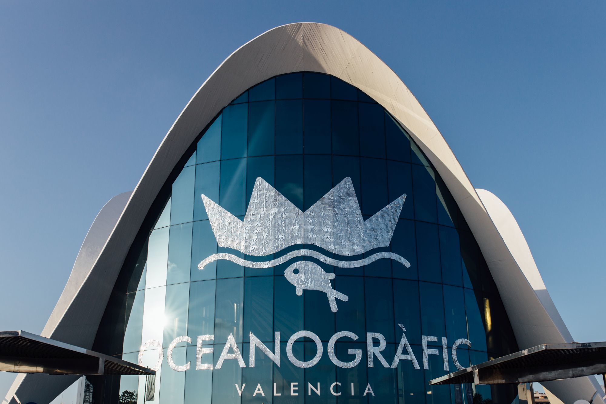 Un edificio con una amplia fachada de vidrio y el texto 