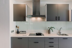 Fridge, microwave, stovetop, coffee/tea maker - Parker The Urban Flats (Valencia)
