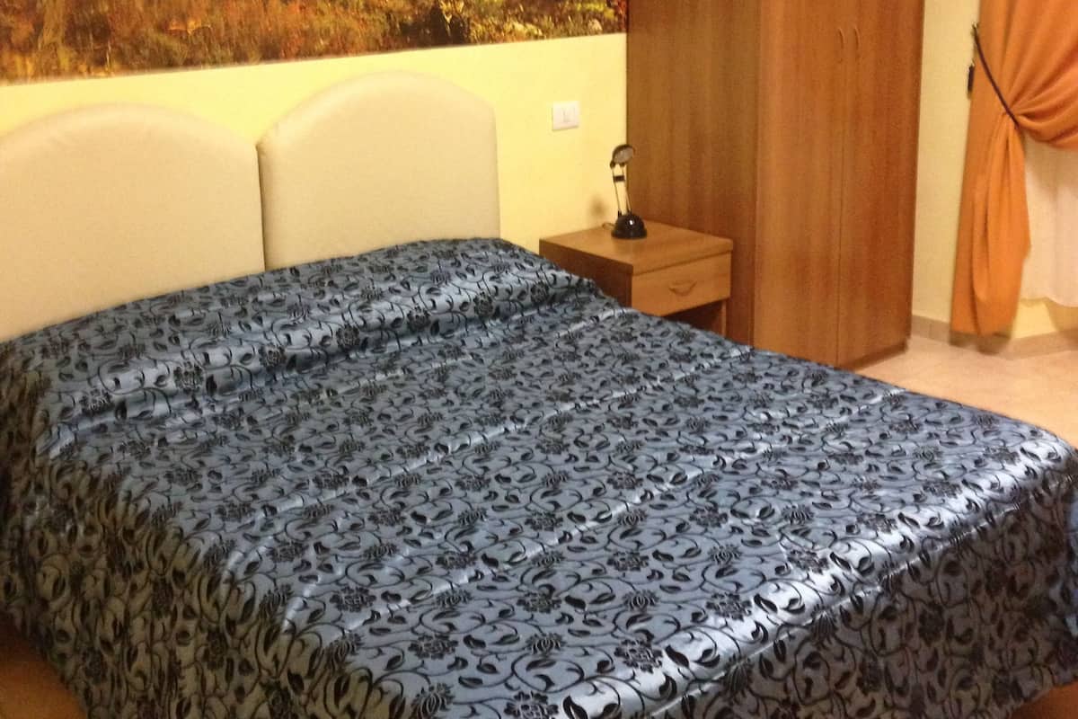 Minibar, in-room safe, iron/ironing board, free cots/infant beds