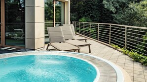 Outdoor spa tub - Villa Madruzzo (Trento)