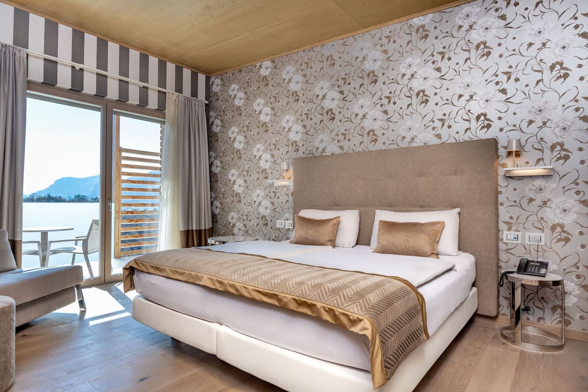 Superior Double Room, Garden View | 1 bedroom, minibar, in-room safe, individually furnished