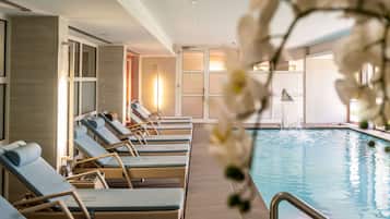 Piscina interna, funciona das 8h às 21h, espreguiçadeiras