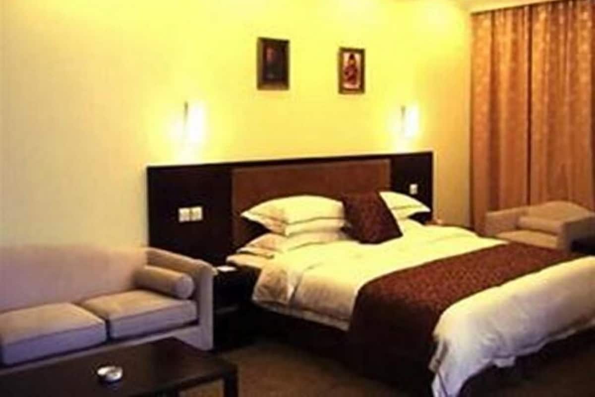 Een minibar, een kluis op de kamer, een bureau, geluiddichte muren