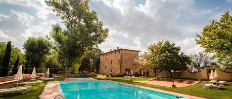 Piscine extérieure (ouverte en saison), parasols de plage