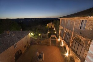 Fachada de la propiedad por la tarde o noche