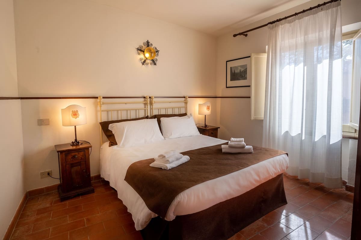 Cortinas blackout, wifi gratis y ropa de cama