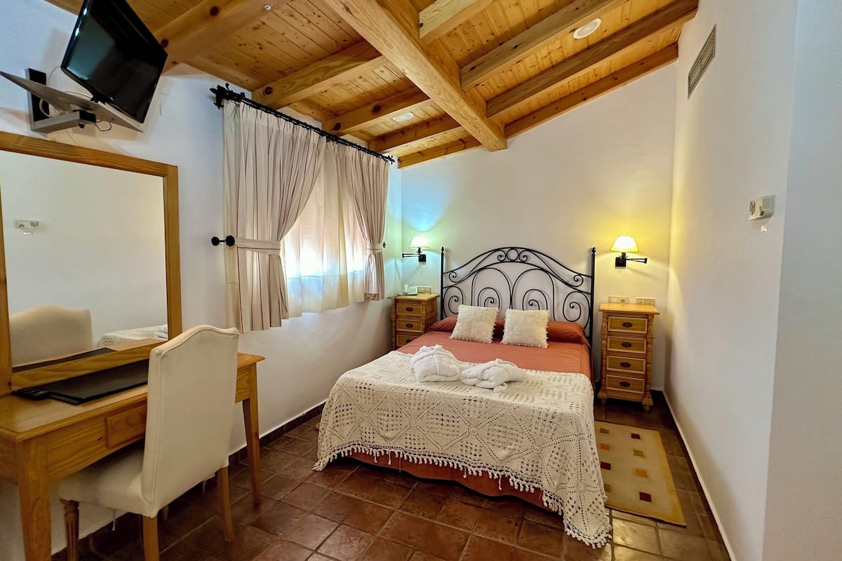 standard double room | in-room safe, desk, wifi