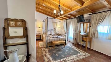 Superior tweepersoonskamer | Een kluis op de kamer, een bureau, wifi