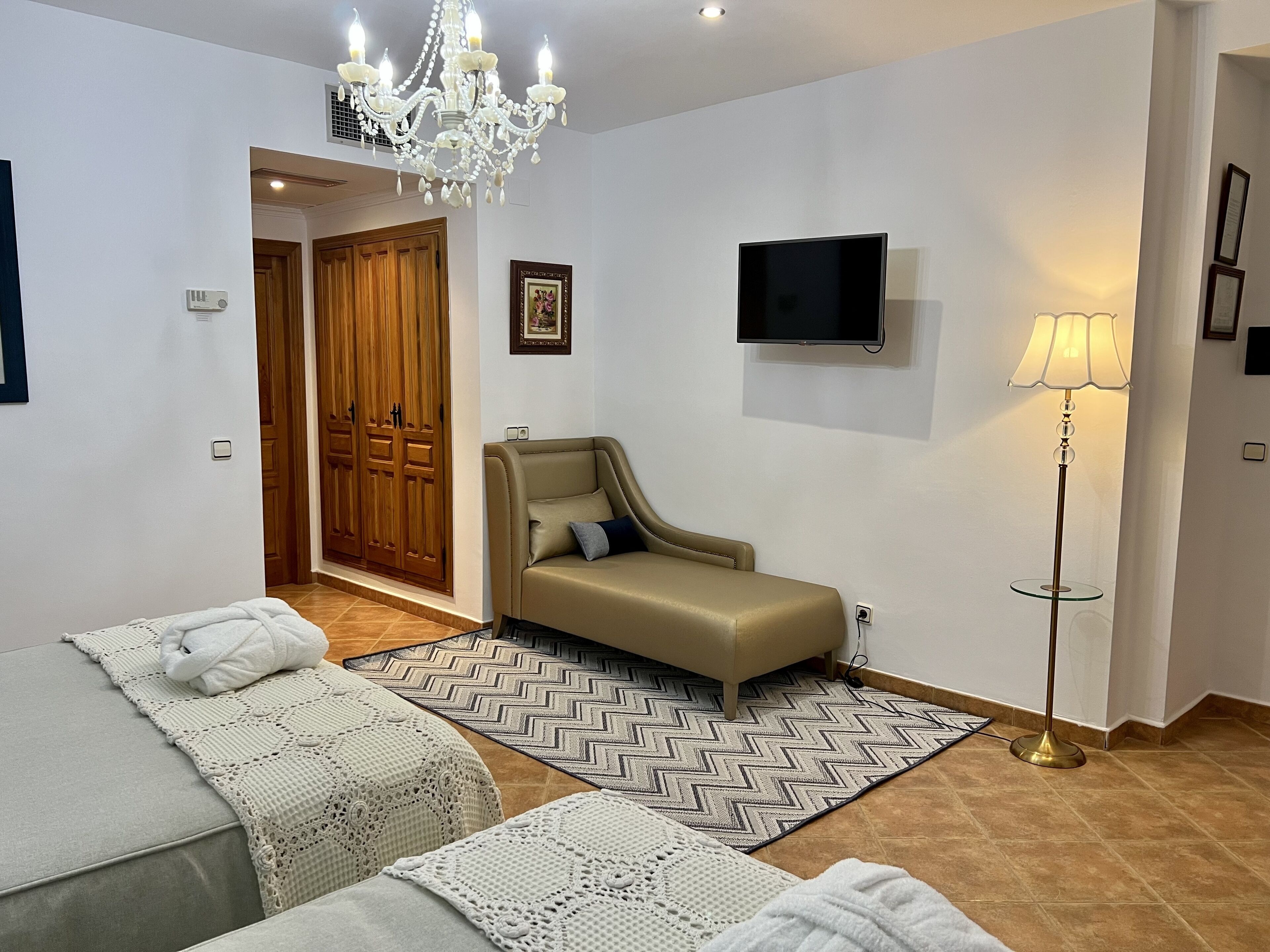 superior double room | in-room safe, desk, wifi