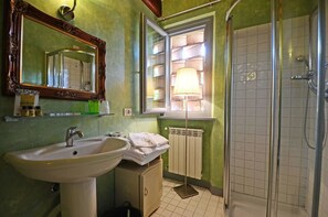 Apartment, 2 Bedrooms | Bathroom | Shower, rainfall showerhead, hair dryer, bidet - La Mandolata (Camaiore)