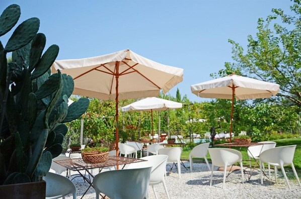 Tempat makan outdoor