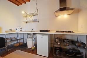 Lemari es besar, microwave, kompor, dan ketel listrik