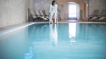 Indoor pool, sun loungers