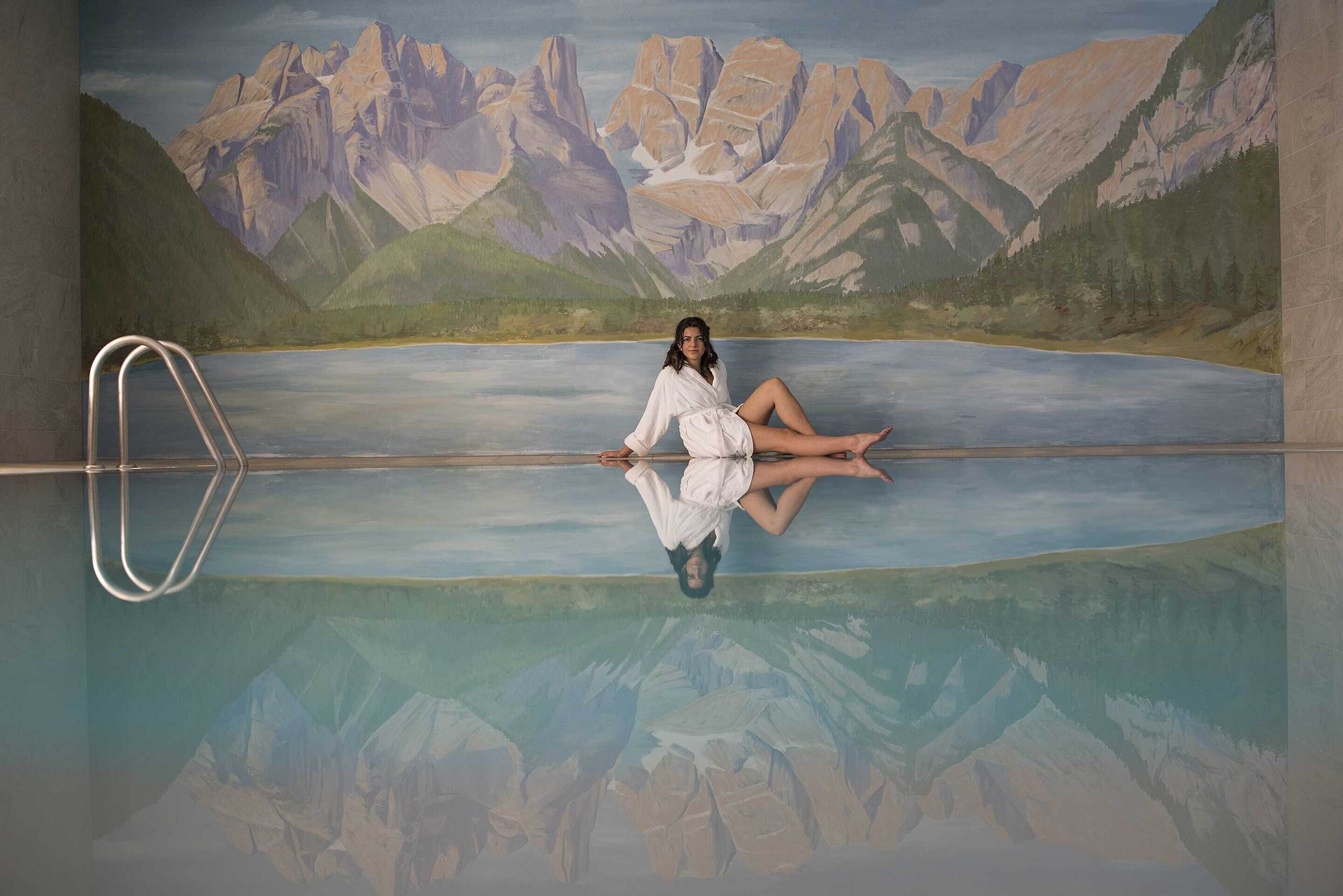 Piscine couverte, chaises longues