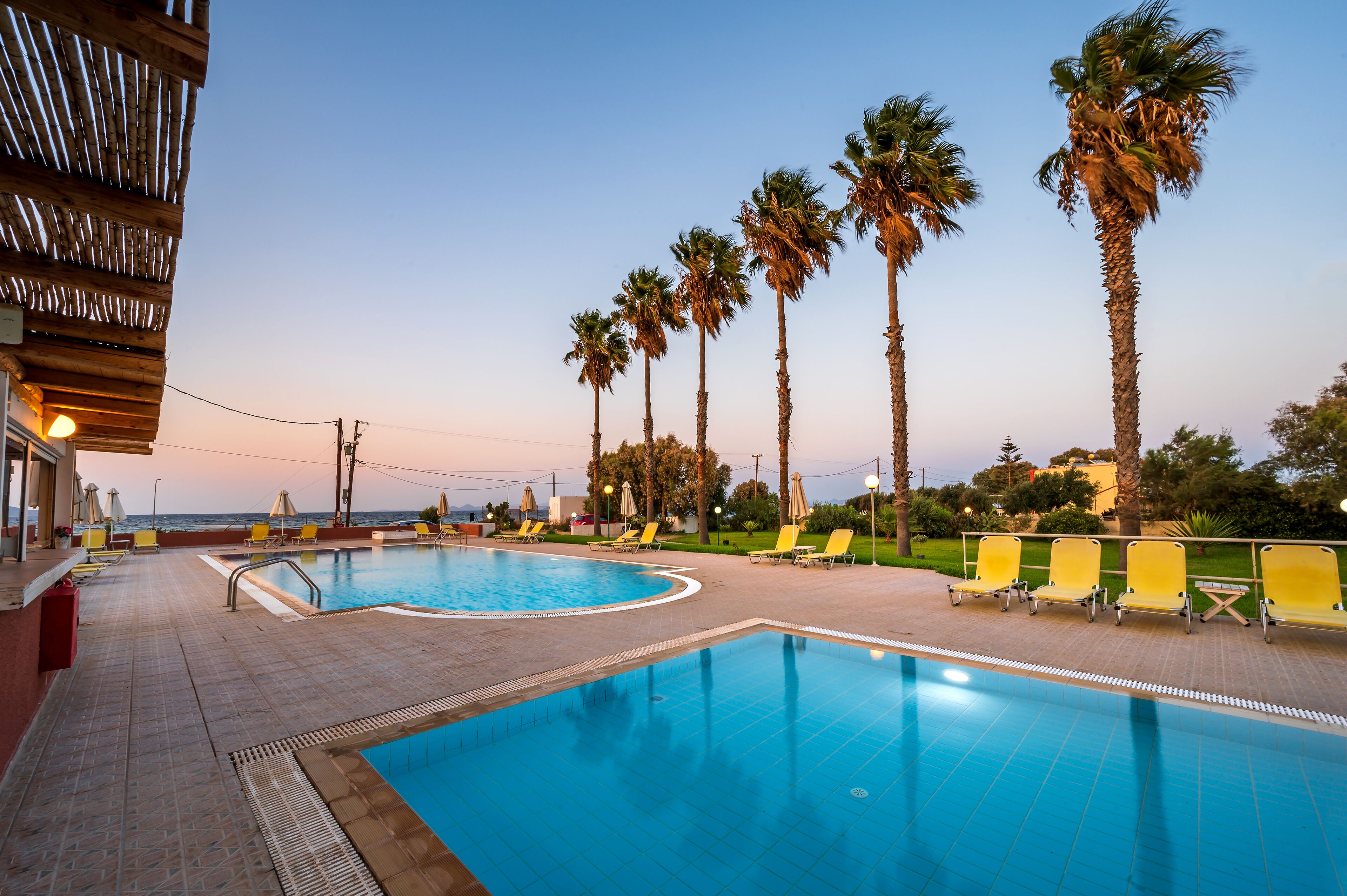 시즌별로 운영되는 야외 수영장, 09:00 ~ 19:30 오픈, 수영장 파라솔, 일광욕 의자