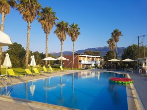 Piscina externa sazonal, funciona das 9h às 19h30, guarda-sóis