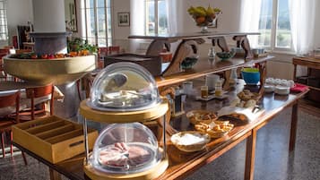 Tägliches Frühstücksbuffet (14 EUR pro Person)