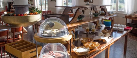 Petit déjeuner buffet (14 EUR par personne)