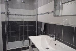 Superior Double or Twin Room, 1 Bedroom, Private Bathroom, Mountain View | Bathroom - Hotel Lac et Foret (Saint-Andre-les-Alpes)