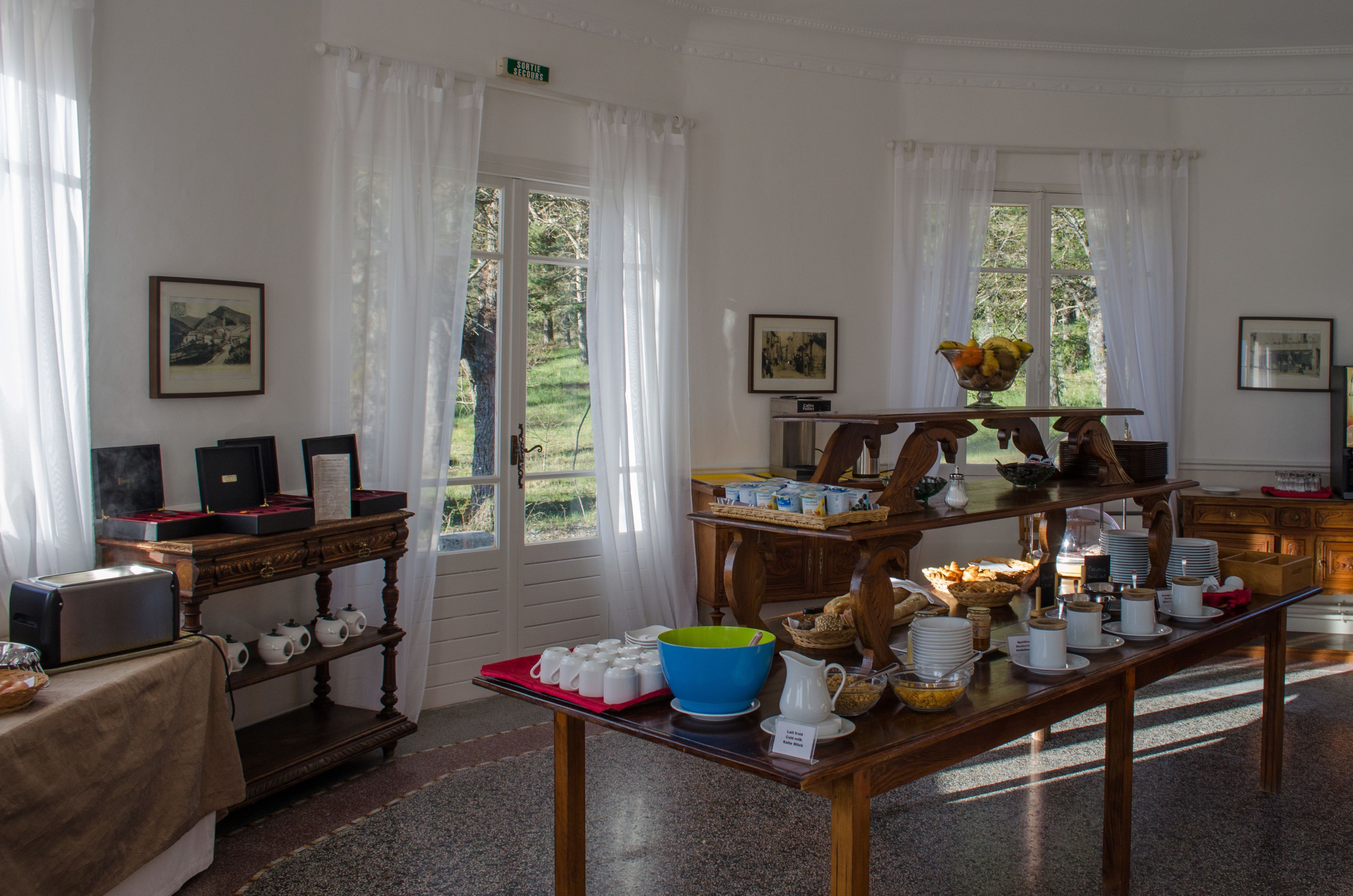 Zona pranzo con buffet, che include diversi cibi e stoviglie.