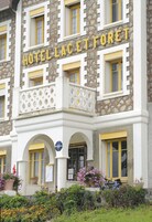 Fachada de hotel com o nome