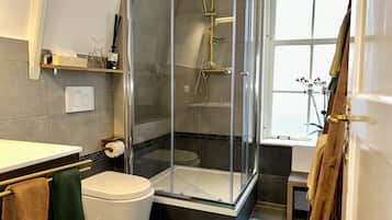 Basic Double Room | Bilik Mandi | Pancuran mandi, kelengkapan dandanan diri percuma, pengering rambut
