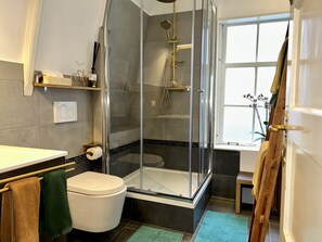 基础双人房 | 浴室 | 淋浴设施、免费洗浴用品、吹风机、拖鞋