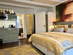 Quarto casal luxo, 1 cama Queen | Roupas de cama premium, quartos à prova de som, Wi-Fi de cortesia