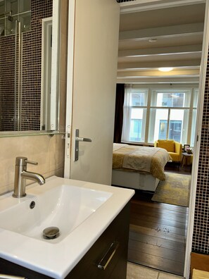Quarto casal luxo, 1 cama Queen | Banheiro | Chuveiro, produtos de toalete grátis, secador de cabelo, chinelos