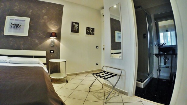 Desk, cribs/infant beds, rollaway beds (surcharge), WiFi (free) - Tre R (Rome)