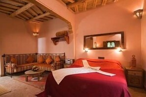 Frigobar, cofres nos quartos, escrivaninha, berços grátis