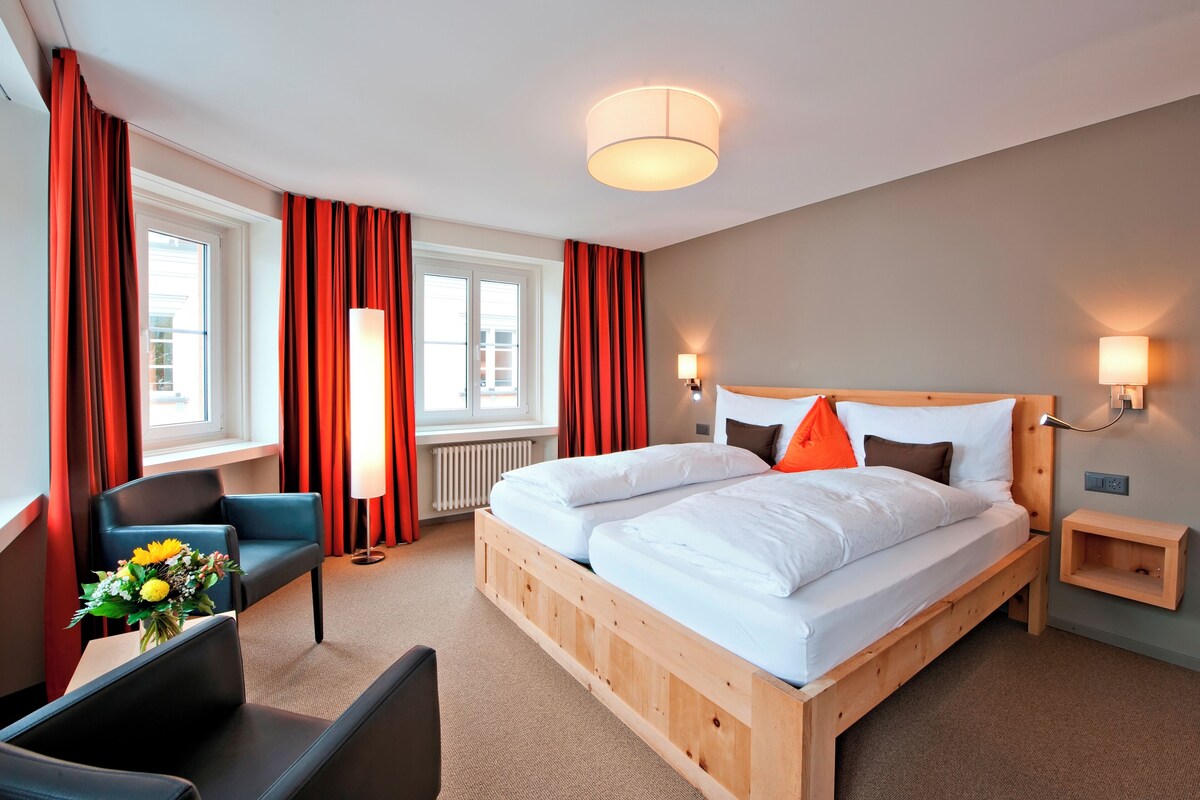 Deluxe Twin Room, Non Smoking, City View | Hypo-allergenic bedding available, down comforters, in-room safe, desk