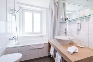 Hypo-allergenic bedding, down comforters, in-room safe - Hotel Donatz (Samedan)