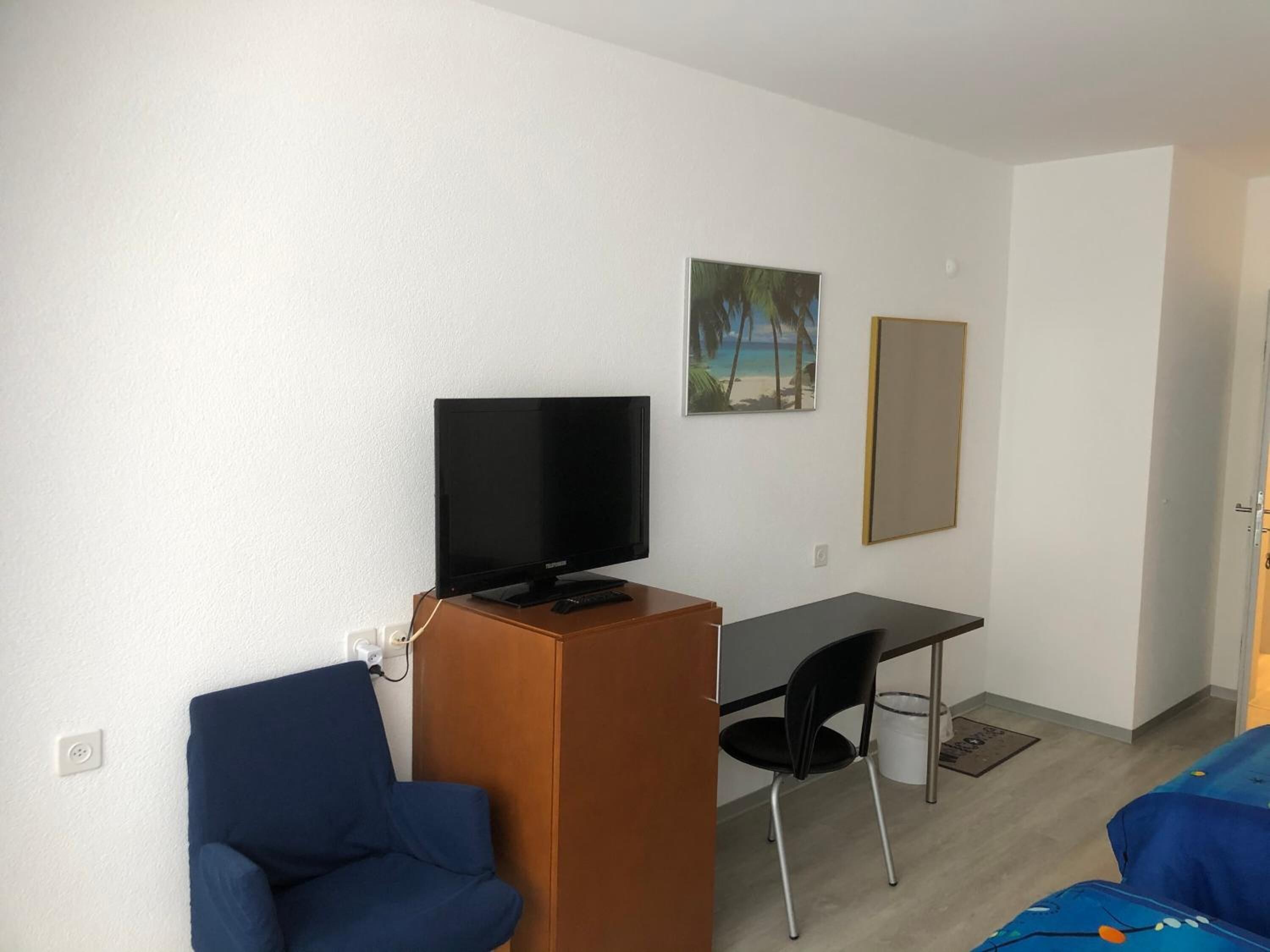 Een bureau, gratis wifi, beddengoed