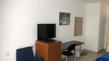 Een bureau, gratis wifi, beddengoed