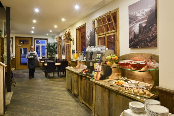 Breakfast area - Hotel Station (Pontresina)
