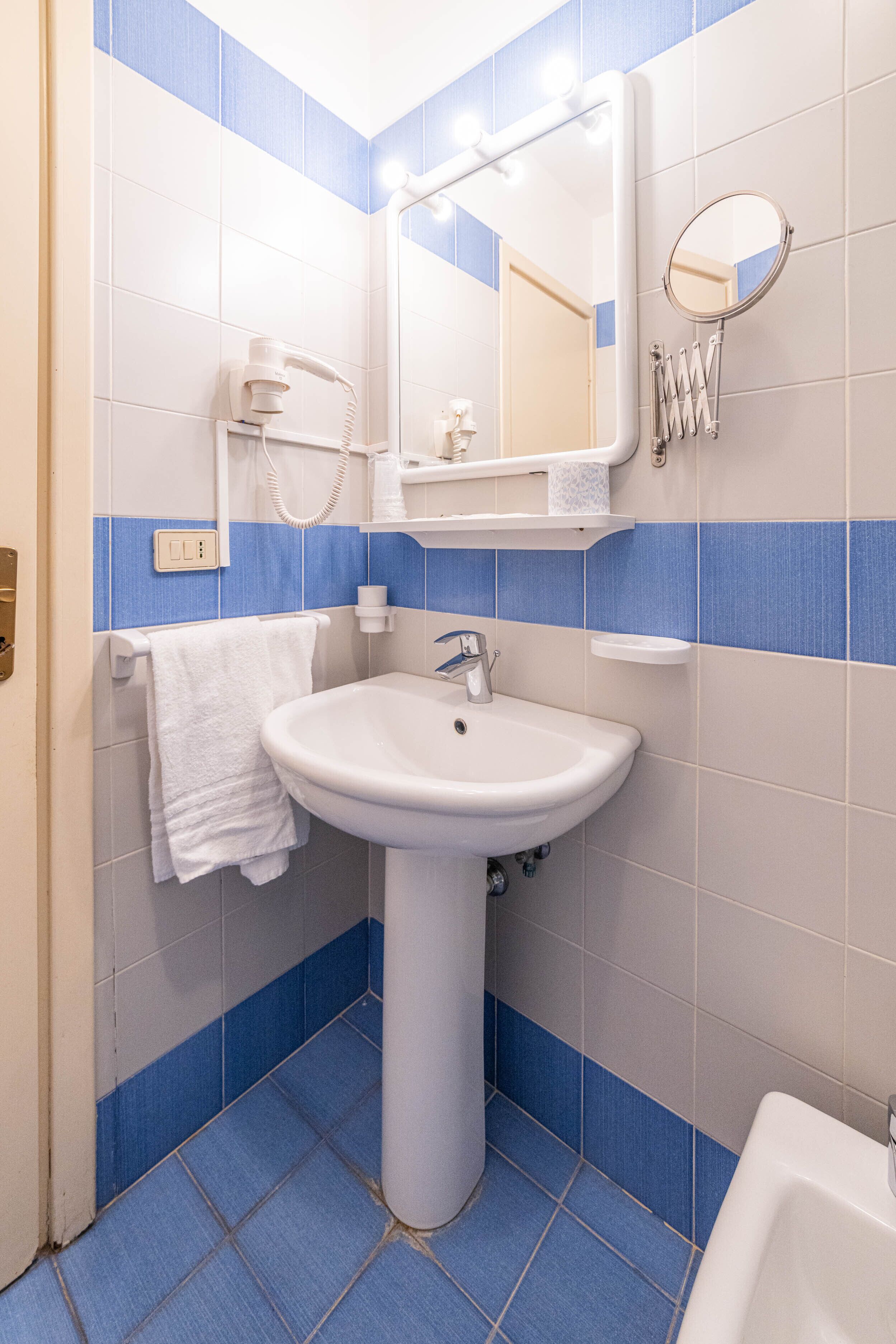 superior room, sea view, tower | bathroom | shower, hair dryer, bidet, towels