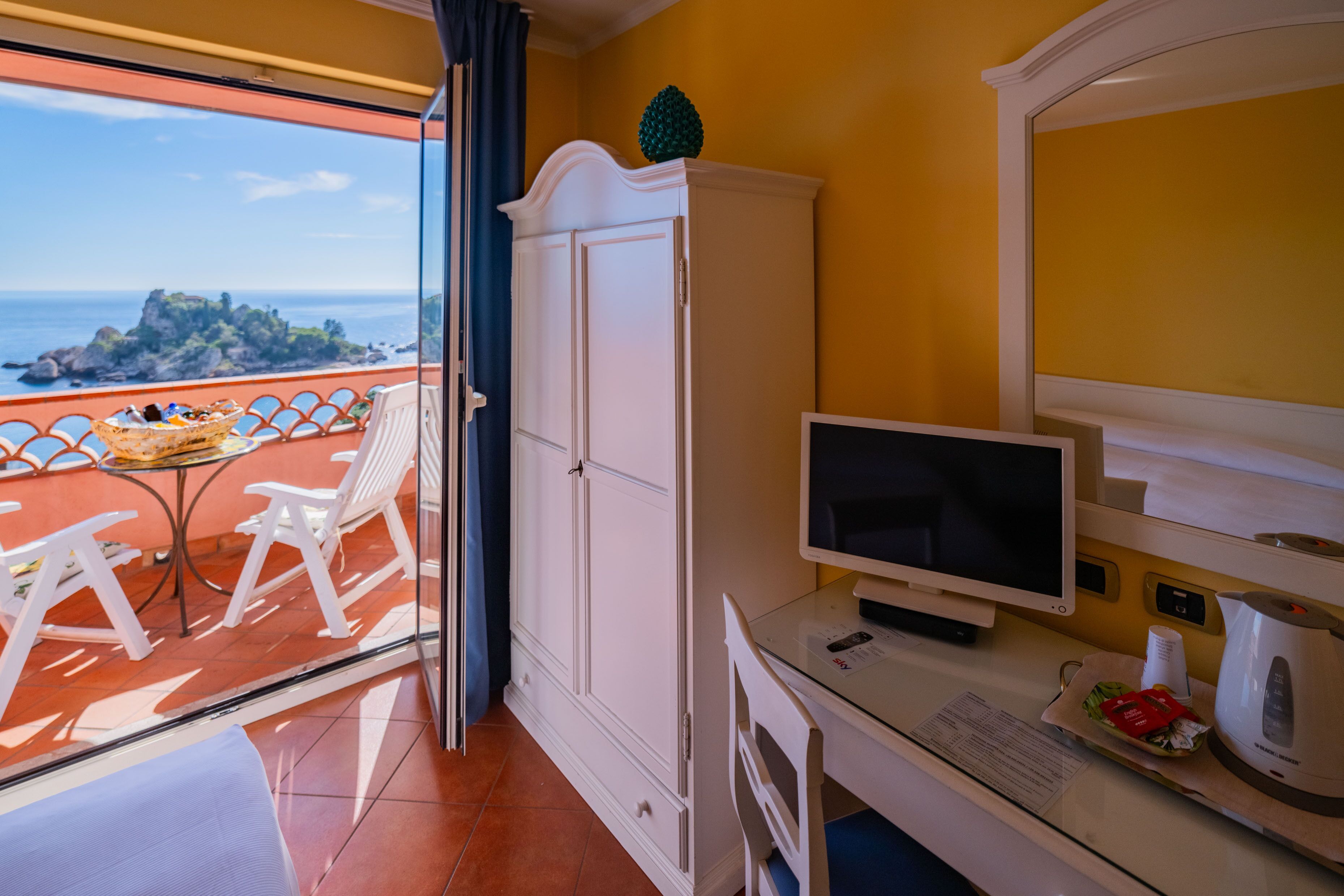 deluxe double or twin room, sea view | 1 bedroom, minibar, in-room safe, desk