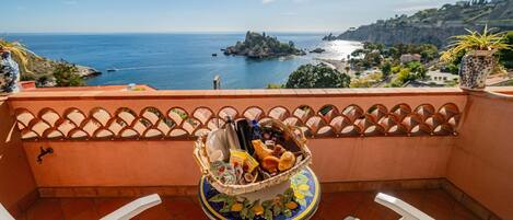 Habitación Deluxe con 1 cama matrimonial o 2 individuales, vista al mar | Terraza o patio