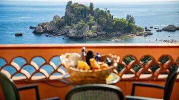 Deluxe-Dreibettzimmer, Meerblick | Terrasse/Patio