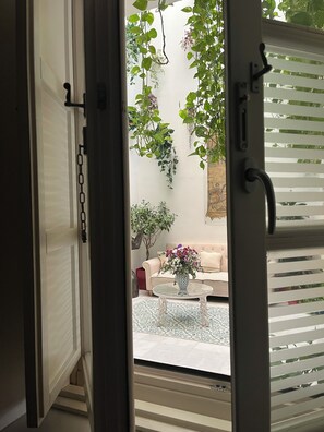 Economy tweepersoonskamer | Luxe beddengoed, donsdekens, een kluis op de kamer