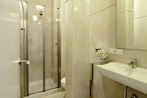 Standard Double Room | Bathroom | Free toiletries, hair dryer, towels, soap - Hotel Un Patio al Sur (Seville)