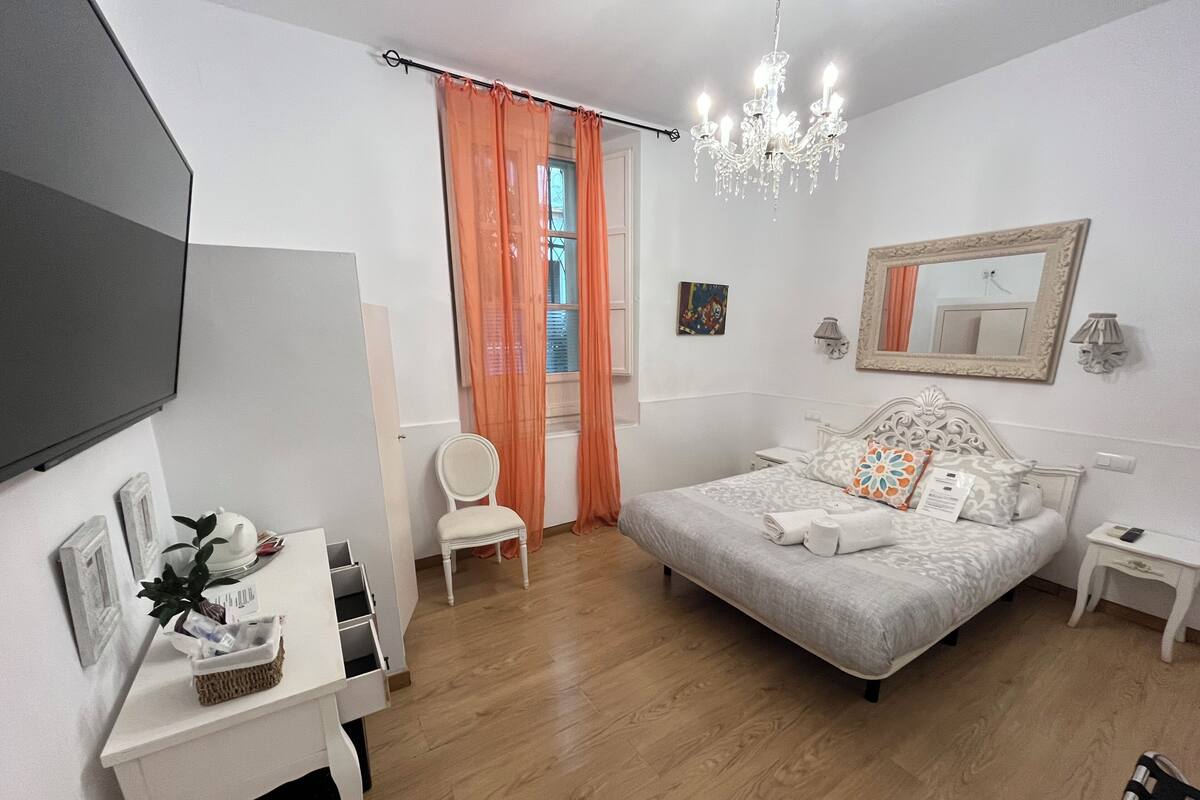 Standard Double Room Ground Floor | 高級寢具、羽絨被、房內夾萬、熨斗/  熨衫板