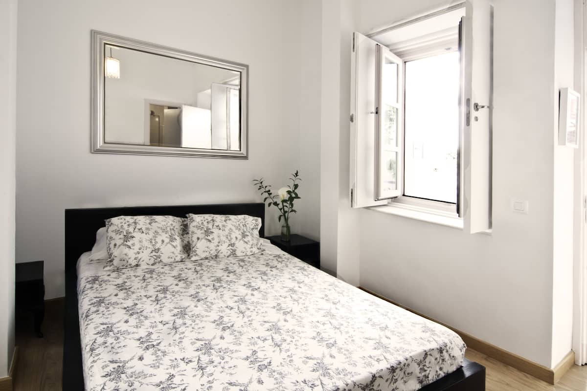 雙人房 (Interior) | 高級寢具、羽絨被、房內夾萬、熨斗/熨衫板