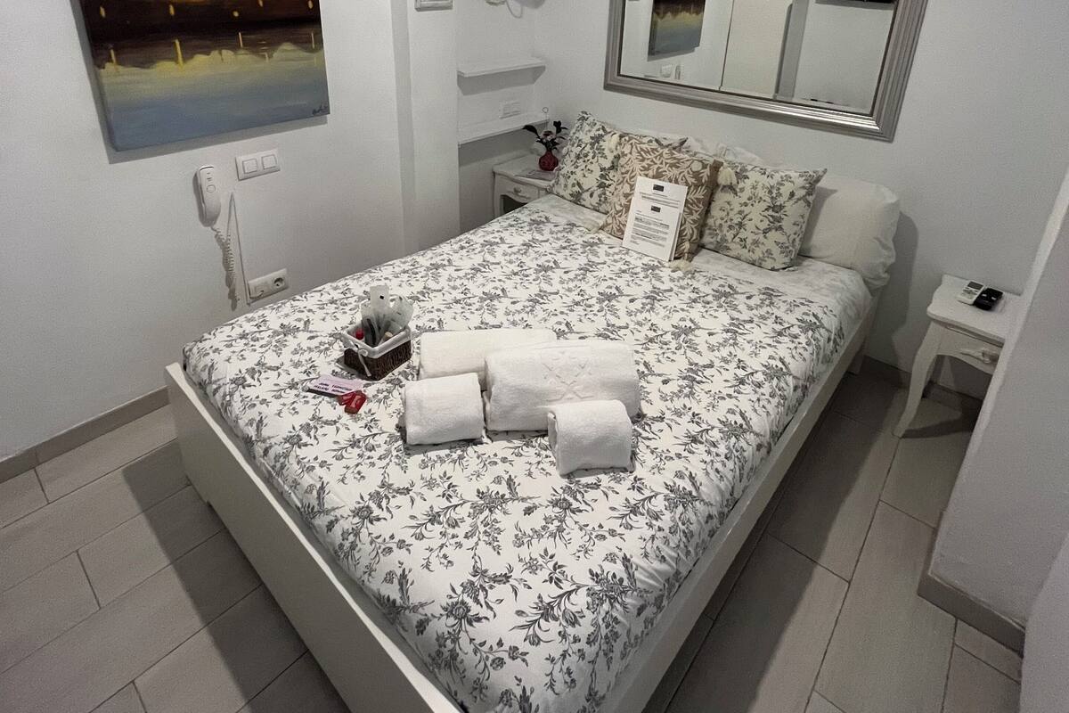 Small economy room | 高級寢具、羽絨被、房內夾萬、熨斗/熨衫板