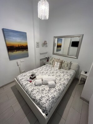 Small economy room | 高級寢具、羽絨被、房內夾萬、熨斗/熨衫板